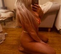 Bustyblondebabe32
